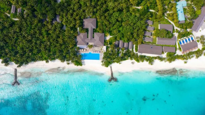Fiyavalhu Maldives, Мальдивы — интерьер виллы Fiyavalhu Maldives — светлый интерьер спальни виллы в спокойных природных тонах