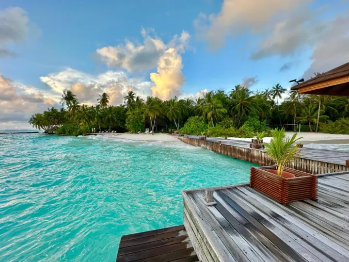 Fiyavalhu Maldives, Мальдивы — интерьер виллы Fiyavalhu Maldives — просторная жилая зона семейной виллы с удобной мебелью и декором