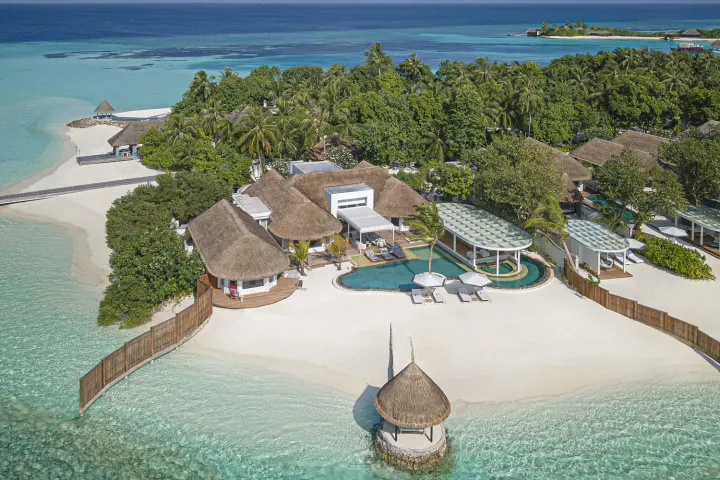 Four Seasons Resort Maldives at Kuda Huraa — вид сверху на виллу и пляж