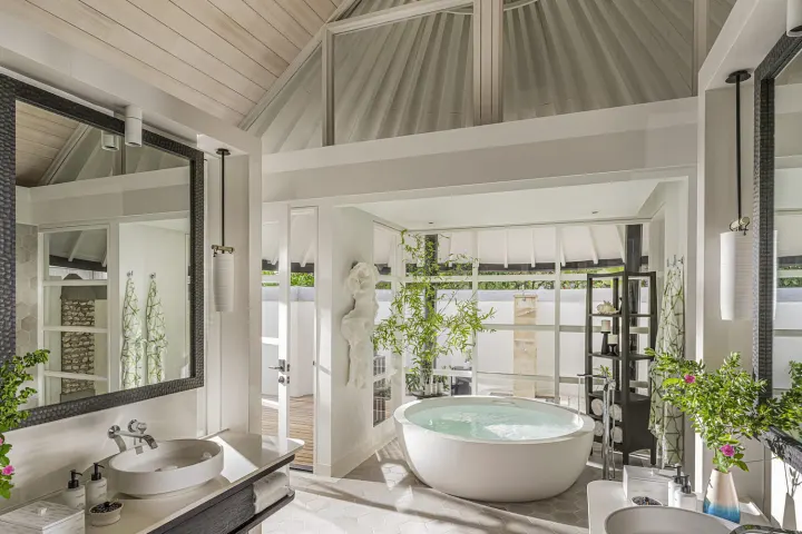 Four Seasons Resort Maldives at Kuda Huraa, Мальдивы — ванная Four Seasons Resort Maldives at Kuda Huraa — просторная ванная комната с круглой ванной