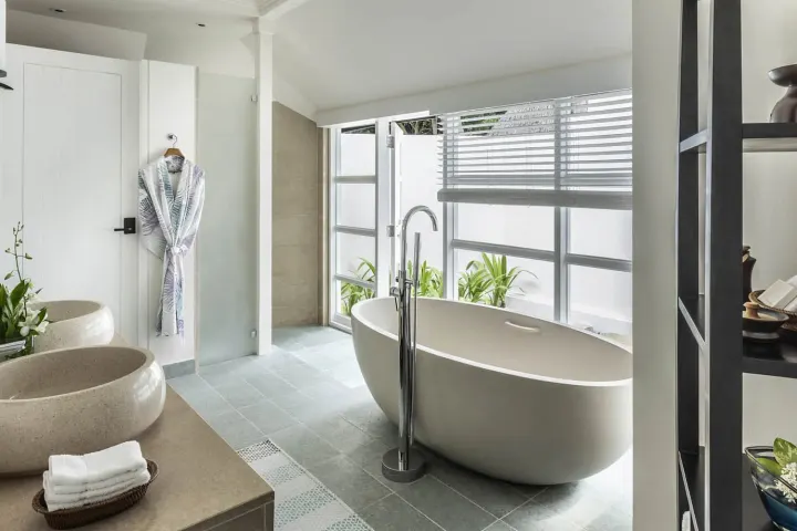 Four Seasons Resort Maldives at Kuda Huraa, Мальдивы — ванная Four Seasons Resort Maldives at Kuda Huraa — светлая ванная комната с окном
