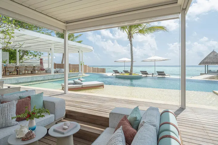 Four Seasons Resort Maldives at Kuda Huraa, Мальдивы — вилла на пляже Four Seasons Resort Maldives at Kuda Huraa — пляжная вилла с бассейном и шезлонгами