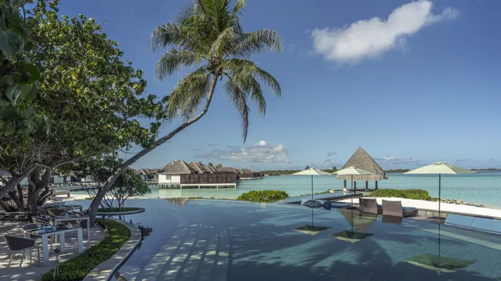 Four Seasons Resort Maldives at Kuda Huraa, Мальдивы — бассейн Four Seasons Resort Maldives at Kuda Huraa — большой инфинити бассейн у океана
