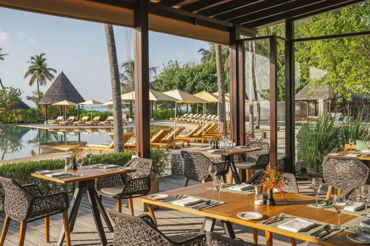 Four Seasons Resort Maldives at Kuda Huraa — ресторан с видом на океан