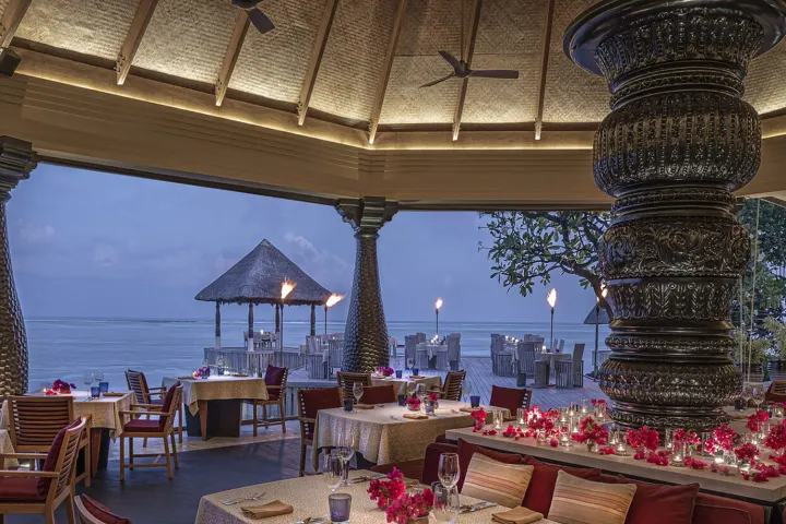 Four Seasons Resort Maldives at Kuda Huraa, Мальдивы — ресторан Four Seasons Resort Maldives at Kuda Huraa — вечерний ресторан с видом на океан