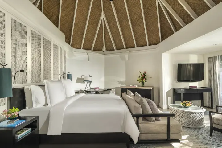 Four Seasons Resort Maldives at Kuda Huraa, Мальдивы — интерьер виллы Four Seasons Resort Maldives at Kuda Huraa — светлая спальня с большой кроватью