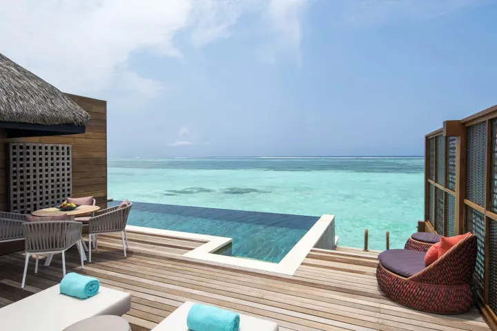 Four Seasons Resort Maldives at Kuda Huraa, Мальдивы — вилла на воде Four Seasons Resort Maldives at Kuda Huraa — деревянная терраса с личным бассейном