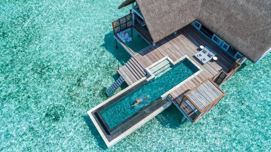 Four Seasons Resort Maldives at Landaa Giraavaru — вид сверху на водную виллу с бассейном