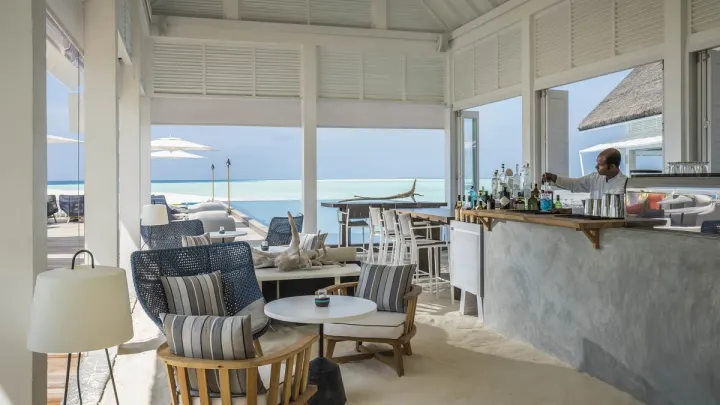 Four Seasons Resort Maldives at Landaa Giraavaru — открытый бар с видом на океан