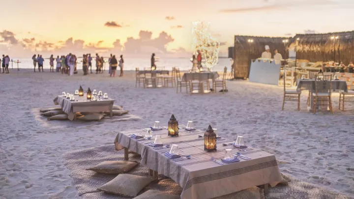Four Seasons Resort Maldives at Landaa Giraavaru — романтический ужин на пляже на закате