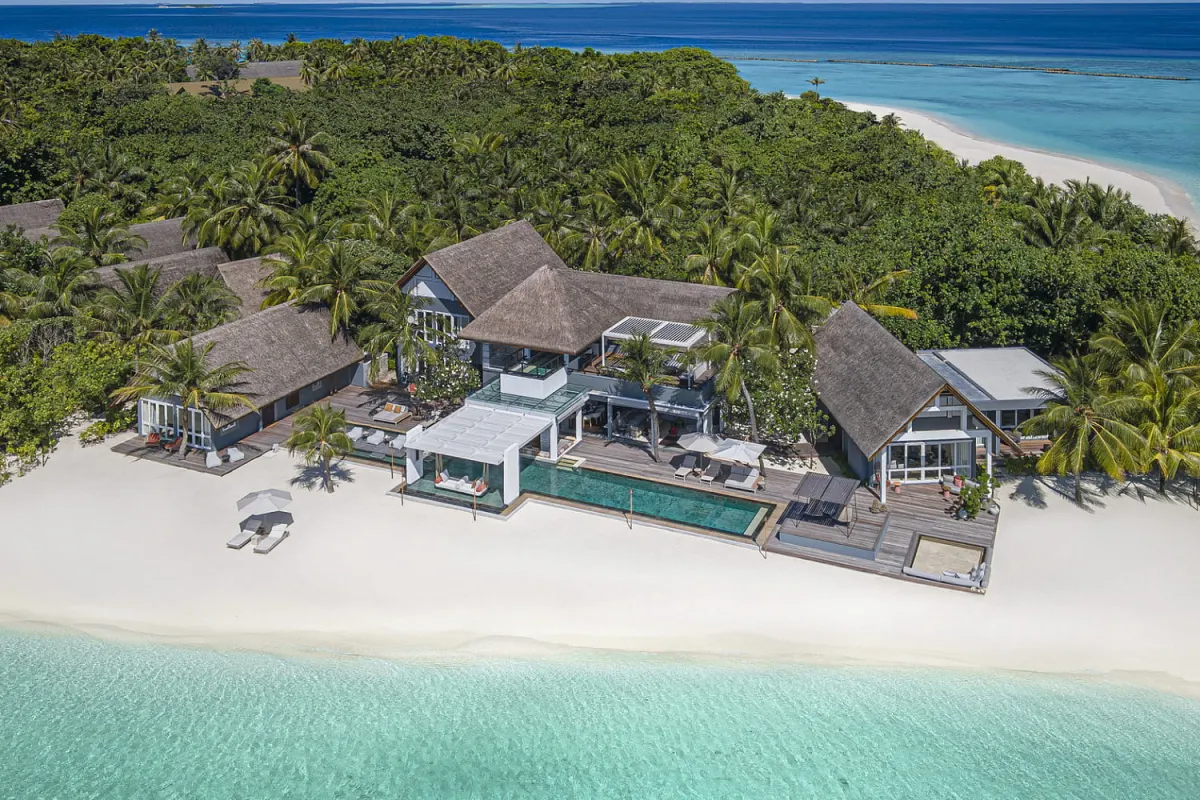 Four Seasons Resort Maldives at Landaa Giraavaru — пляжная вилла с бассейном среди пальм