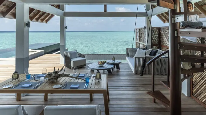 Four Seasons Resort Maldives at Landaa Giraavaru — терраса водной виллы с диванами