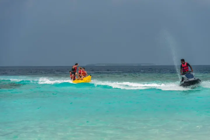 Furaveri Maldives, Мальдивы — развлечения Furaveri Maldives — катание на гидроцикле