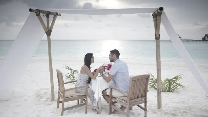 Furaveri Maldives, Мальдивы — развлечения Furaveri Maldives — романтический ужин на побережье
