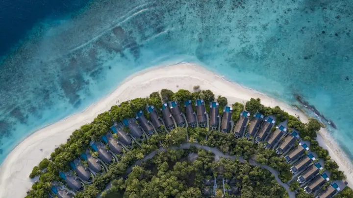 Furaveri Maldives — виды острова с высоты