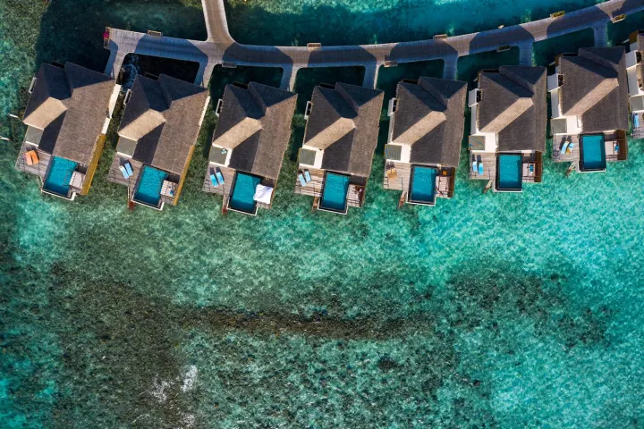 Furaveri Maldives, Мальдивы — вид сверху Furaveri Maldives — водные виллы в бирюзовой лагуне