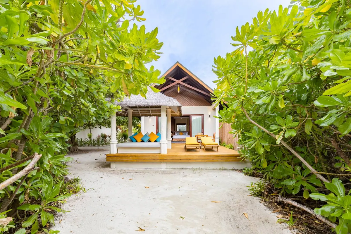 Furaveri Maldives — пляжная вилла в окружении зелени