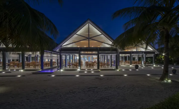 Furaveri Maldives, Мальдивы — ресторан Furaveri Maldives — ресторан отеля в вечернее время