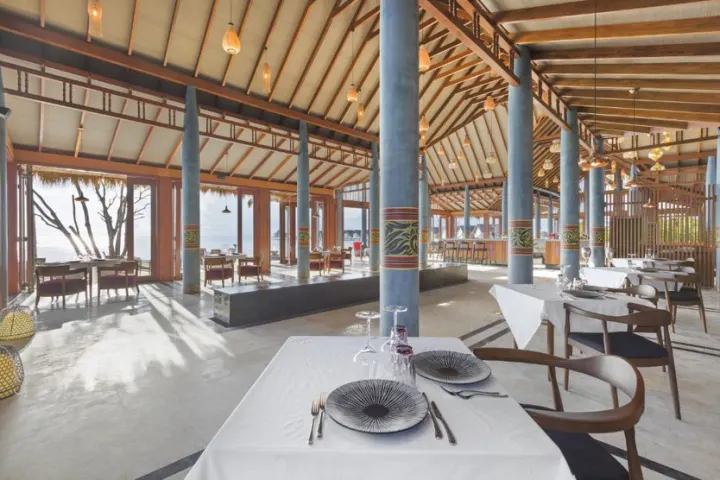 Furaveri Maldives, Мальдивы — ресторан Furaveri Maldives — светлый зал ресторана