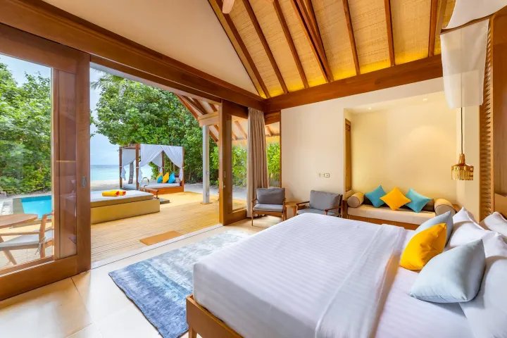 Furaveri Maldives, Мальдивы — интерьер виллы Furaveri Maldives — светлая спальня с большой кроватью