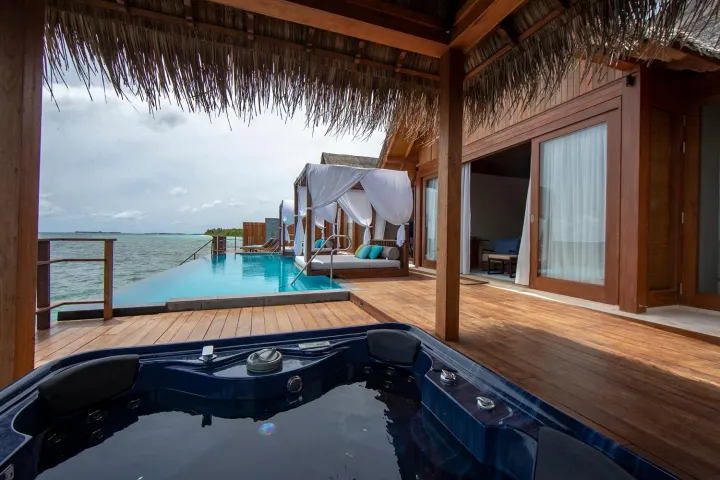 Furaveri Maldives, Мальдивы — вилла на воде Furaveri Maldives — терраса водной виллы с джакузи
