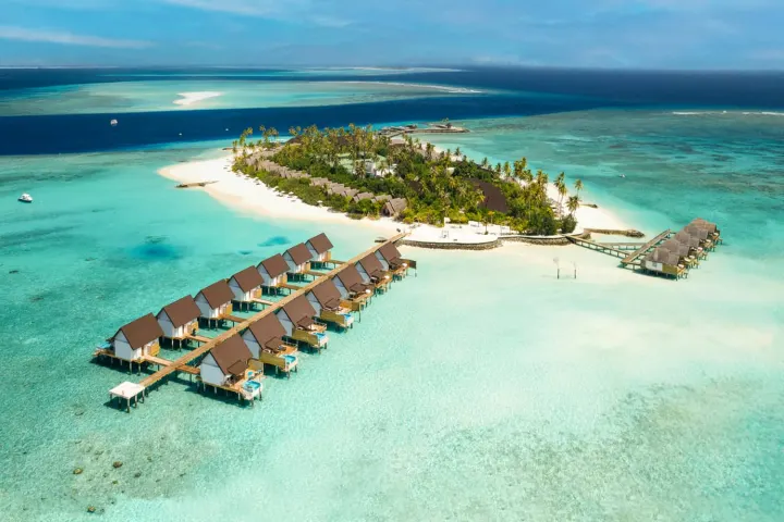 Fushifaru Maldives — остров с водными виллами и лагуной с высоты