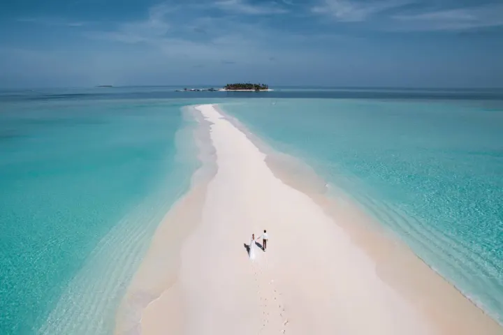Fushifaru Maldives — длинная песчаная коса в океане
