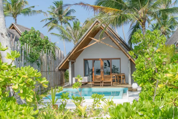 Fushifaru Maldives — вилла на пляже с бассейном среди зелени