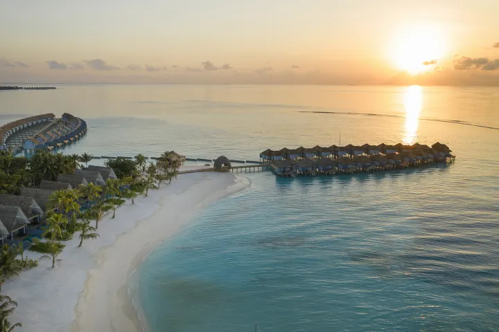 Gangehi Island Resort & Spa — панорамный вид с высоты на остров с длинной песчаной косой и лагуной