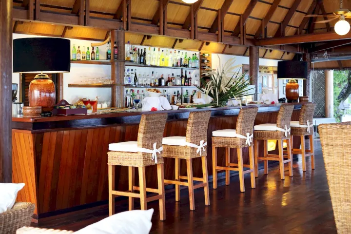 Gangehi Island Resort & Spa — открытый бар на деревянной палубе для вечерних коктейлей у моря