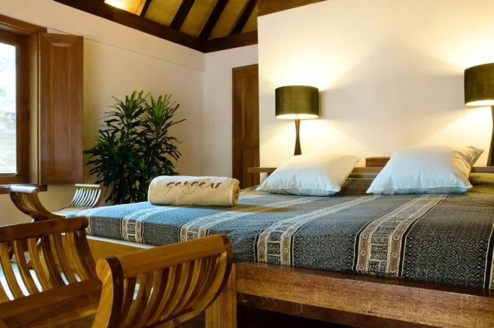 Gangehi Island Resort & Spa — белоснежный песчаный пляж и длинная коса, уходящая в океан
