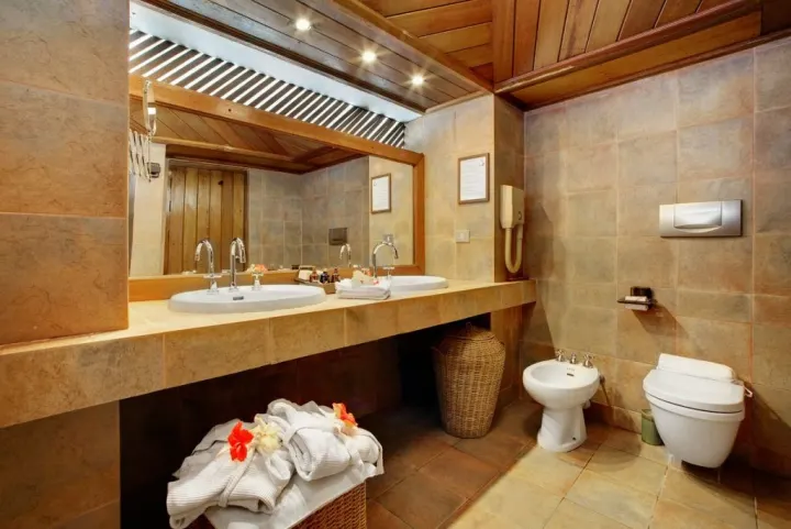 Gangehi Island Resort & Spa — пляжное бунгало с верандой и видом на песчаный берег и пальмы