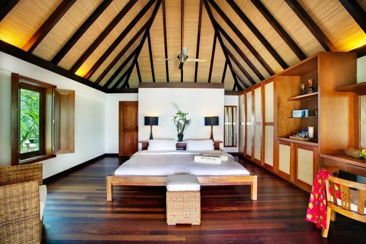 Gangehi Island Resort & Spa — деревянные водные виллы на сваях над прозрачной бирюзовой лагуной