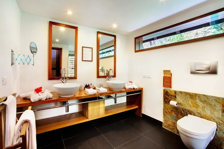 Gangehi Island Resort & Spa — просторная терраса водной виллы с шезлонгами и спуском в воду
