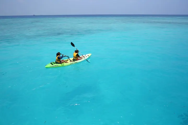 Gili Lankanfushi, Мальдивы — развлечения Gili Lankanfushi — катание на каяке в прозрачной лагуне