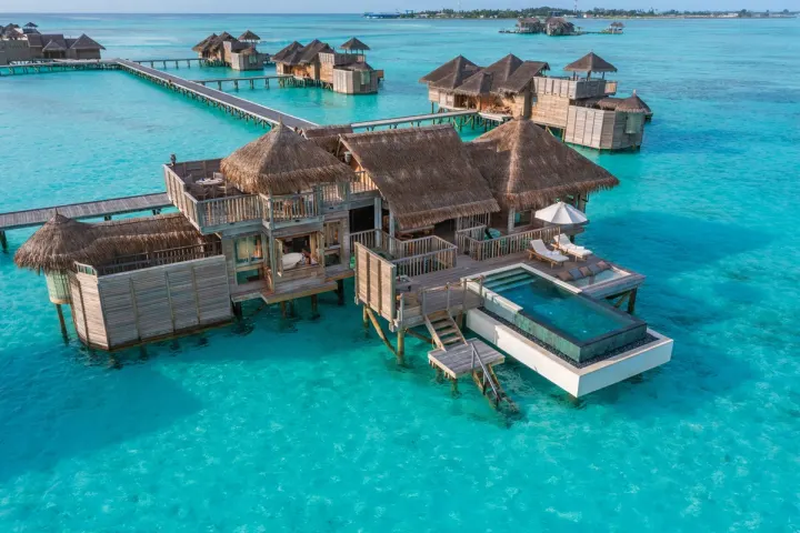 Gili Lankanfushi, Мальдивы — вид сверху Gili Lankanfushi — вид сверху на водную виллу с бассейном