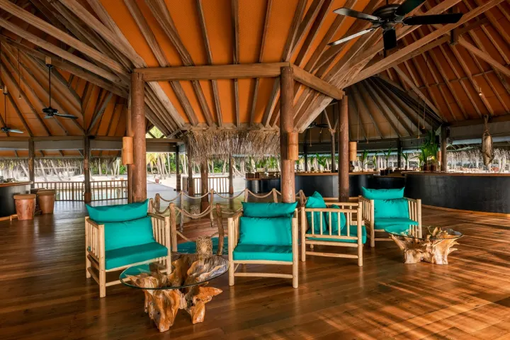 Gili Lankanfushi, Мальдивы — бар Gili Lankanfushi — интерьер деревянного бара на воде