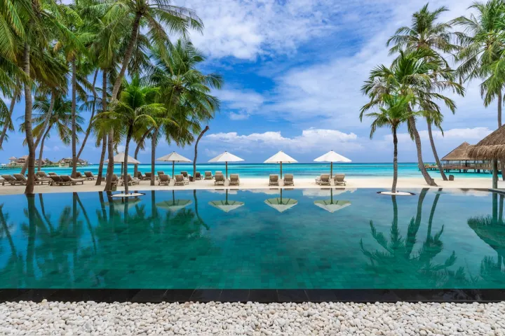 Gili Lankanfushi, Мальдивы — бассейн Gili Lankanfushi — главный бассейн отеля рядом с пляжем