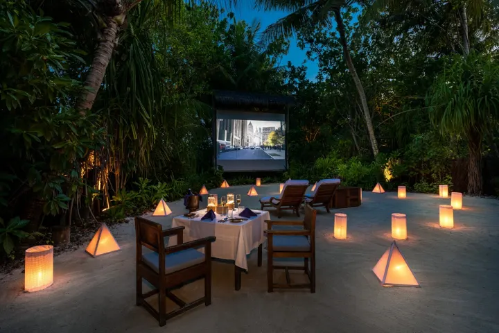 Gili Lankanfushi, Мальдивы — ресторан Gili Lankanfushi — ужин в кинотеатре под открытым небом