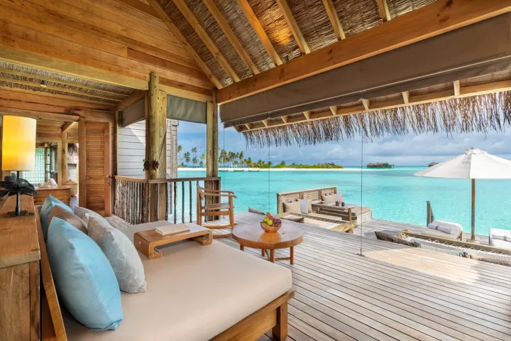 Gili Lankanfushi, Мальдивы — интерьер виллы Gili Lankanfushi — открытая гостиная на водной вилле