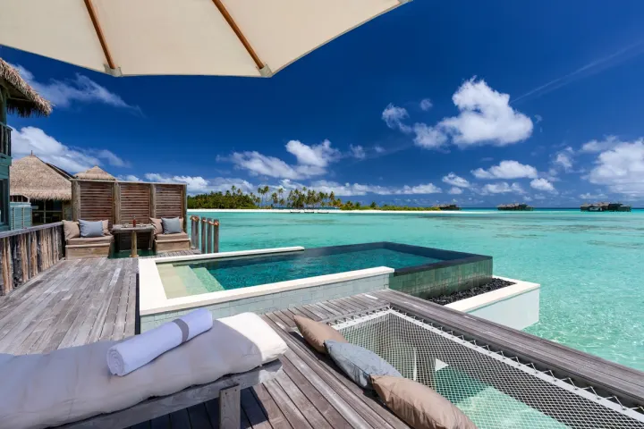 Gili Lankanfushi, Мальдивы — вилла на воде Gili Lankanfushi — терраса водной виллы с частным бассейном
