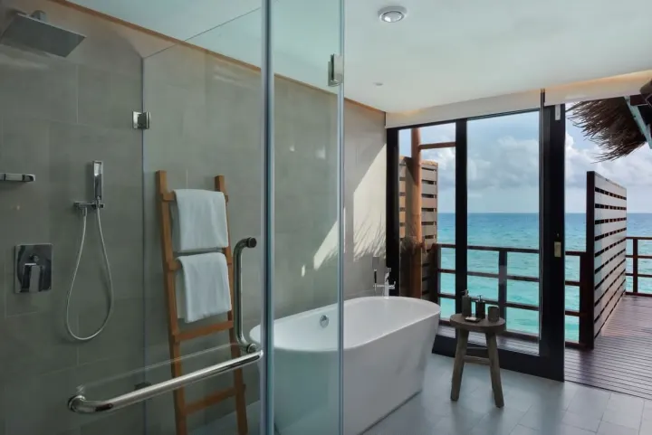 Grand Park Kodhipparu Maldives, Мальдивы — ванная Grand Park Kodhipparu Maldives — просторная ванная комната с отдельно стоящей ванной у панорамного окна
