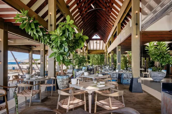 Grand Park Kodhipparu Maldives, Мальдивы — бассейн Grand Park Kodhipparu Maldives — главный панорамный бассейн инфинити, сливающийся с горизонтом океана