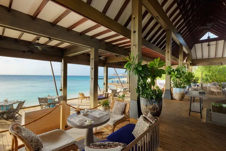 Grand Park Kodhipparu Maldives, Мальдивы — ресторан Grand Park Kodhipparu Maldives — обеденная зона ресторана на берегу с видом на лазурную лагуну