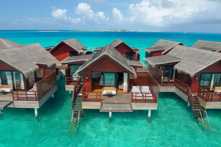 Grand Park Kodhipparu Maldives, Мальдивы — вилла на воде Grand Park Kodhipparu Maldives — водные виллы на сваях с террасами и гамаками над лагуной