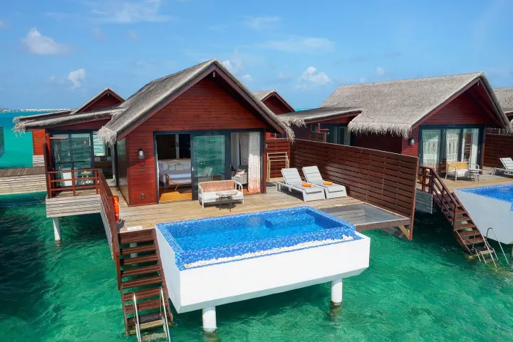 Grand Park Kodhipparu Maldives, Мальдивы — вилла на воде Grand Park Kodhipparu Maldives — терраса водной виллы с приватным бассейном и встроенным гамаком