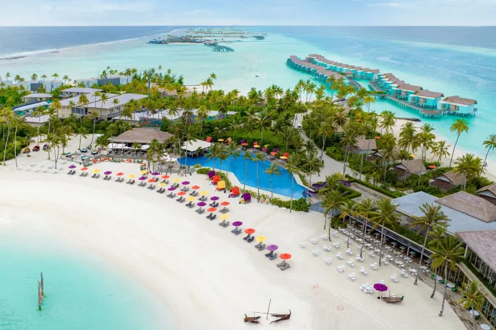 Hard Rock Hotel Maldives — главный песчаный пляж курорта с лазурной водой и зоной отдыха