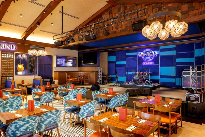 Hard Rock Hotel Maldives — фирменный ресторан с музыкальной атрибутикой и сценой для концертов