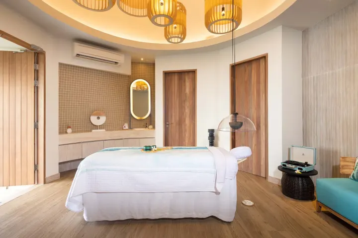 Hard Rock Hotel Maldives — светлый кабинет спа-центра для музыкальных процедур и массажа