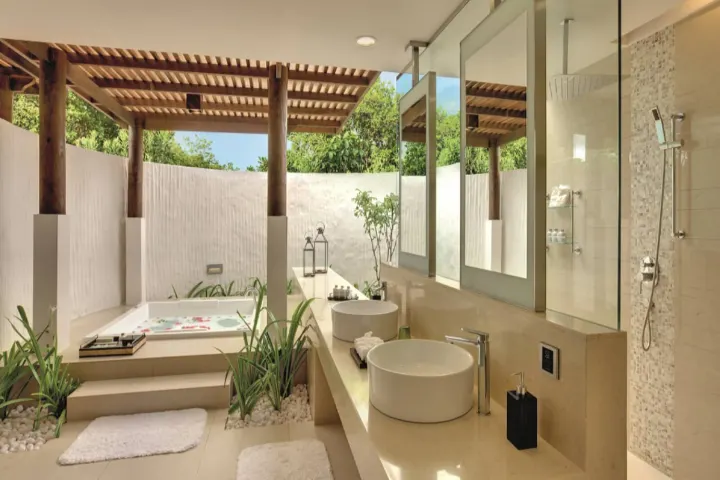 Hideaway Beach Resort & Spa, Мальдивы — ванная Hideaway Beach Resort & Spa — полуоткрытая ванная комната с джакузи и тропическим душем